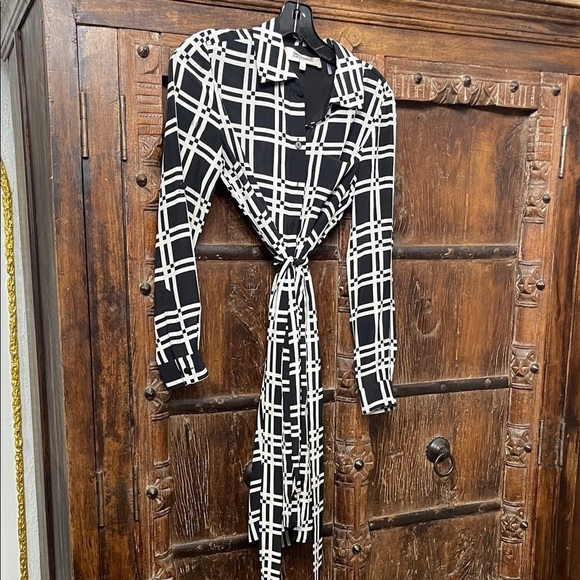 Diane Von Furstenberg Dresses & Skirts - Diane Von Furstenberg 100% Silk Shirt Dress with Waist Tie Size 0